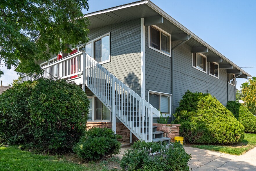 The College portefeuille de 4 propriétés à vendre sur LoopNet.ca - Photo du bâtiment - Image 2 de 21