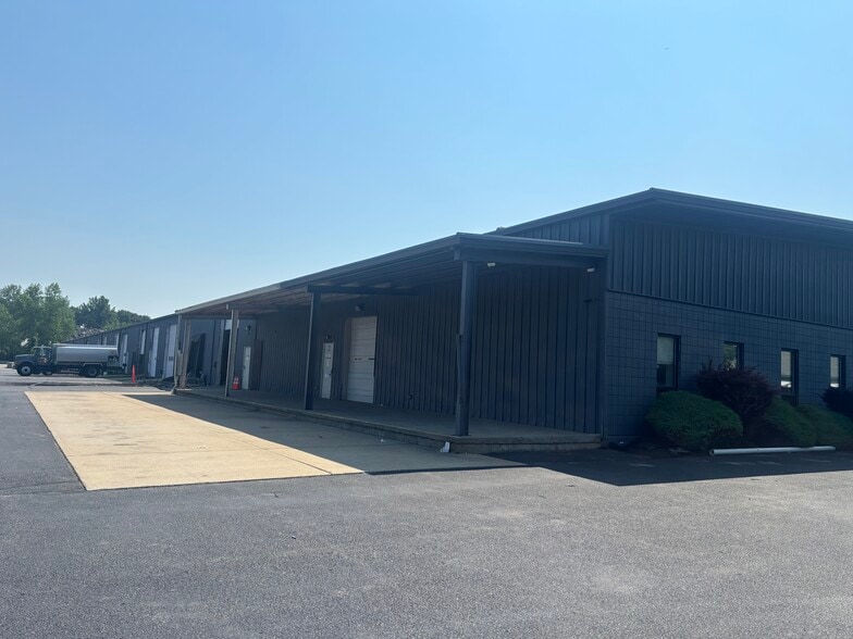 66 Commercial Way, East Providence, RI for lease - Building Photo - Image 2 of 6