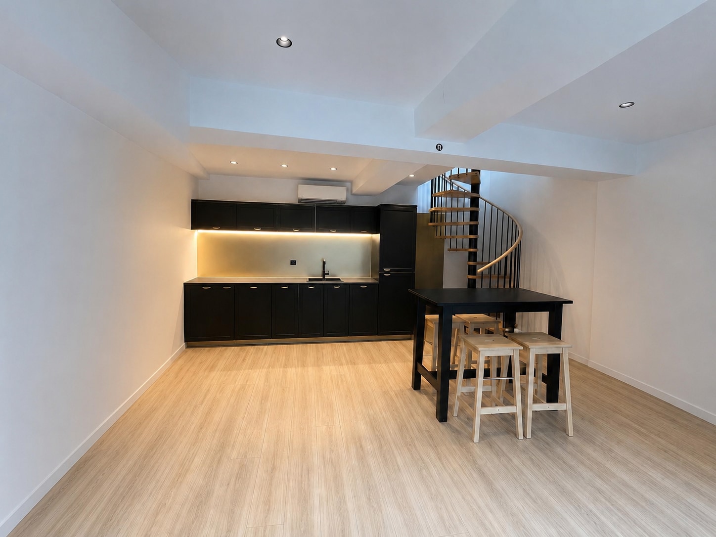 Office in Paris for sale Primary Photo- Image 1 of 12