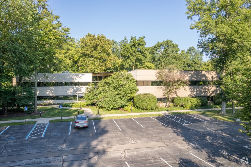 1705 Indian Wood Cir, Maumee, OH for lease - Primary Photo - Image 2 of 8