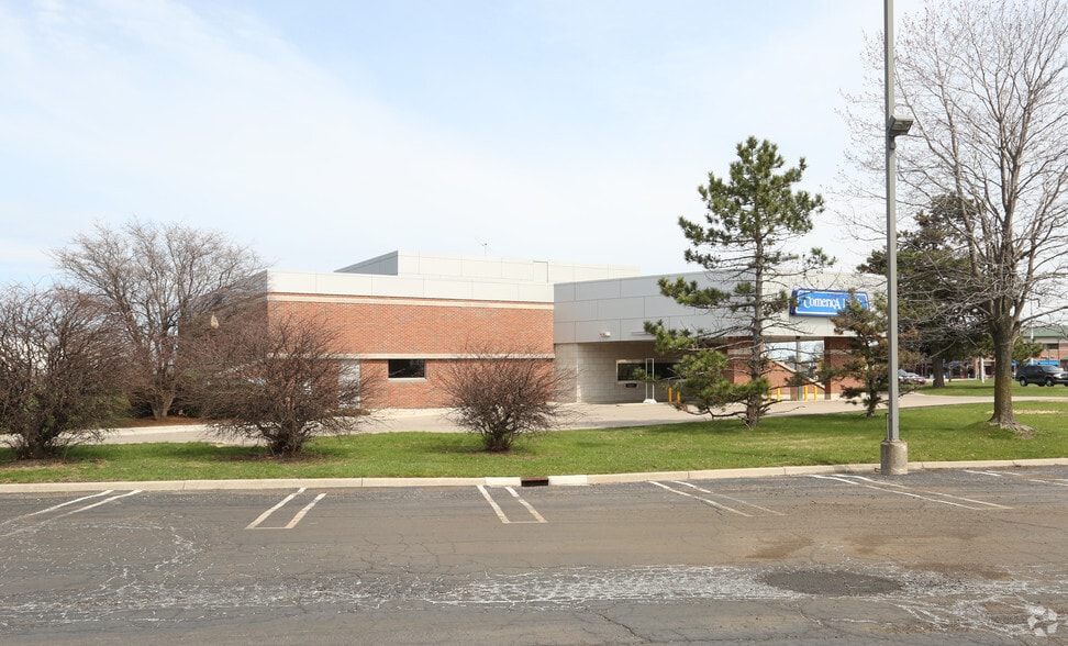 17111 N Laurel Park Dr N, Livonia, MI for sale - Building Photo - Image 3 of 4