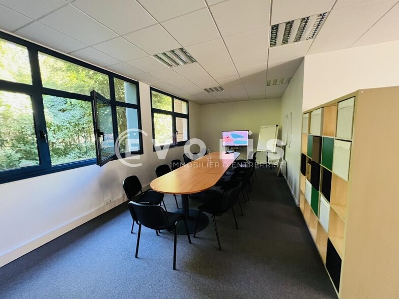 Office in Émerainville for lease - Interior Photo - Image 3 of 4