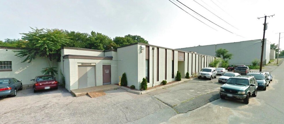 15 Industrial Rd, Cranston, RI à vendre - Photo du bâtiment - Image 2 de 5