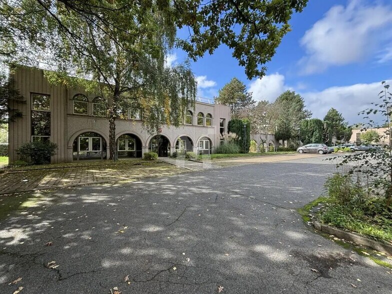 Office in Orsay for lease - Building Photo - Image 1 of 8