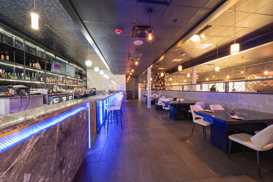 2100 W White Oaks Dr, Springfield, IL for sale - Interior Photo - Image 3 of 72