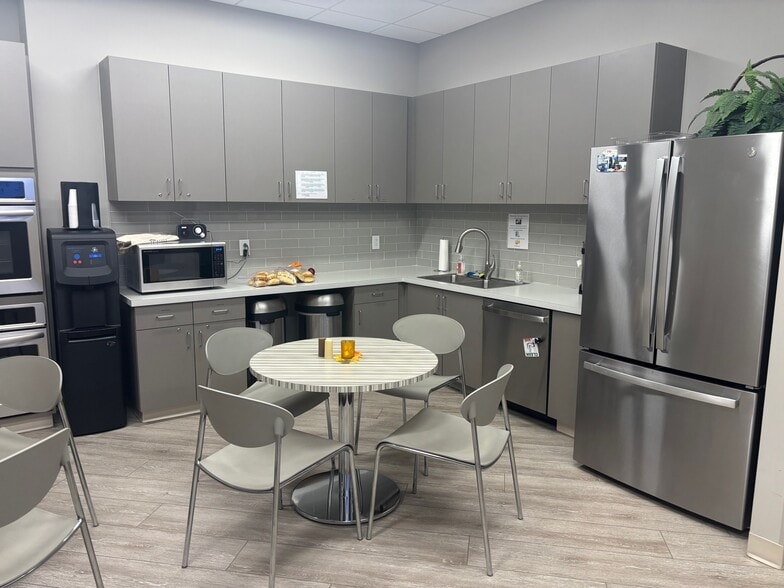 100 Connemara Dr, Cary, NC à vendre - Photo du bâtiment - Image 3 de 16