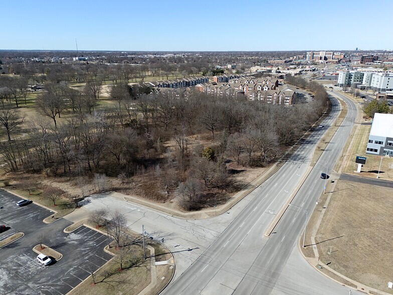 1209 E Holiday St, Springfield, MO à vendre - Photo du bâtiment - Image 3 de 25