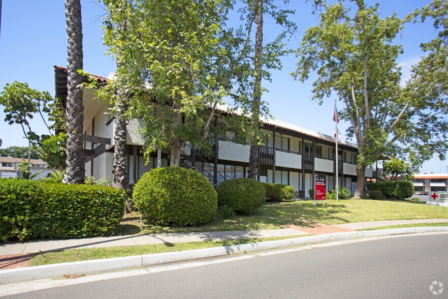 601 N Golden Circle Dr, Santa Ana, CA à vendre - Photo du bâtiment - Image 1 de 16