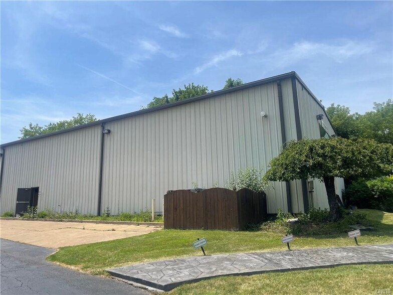 325 Commerce Blvd, Liverpool, NY for sale - Building Photo - Image 2 of 19