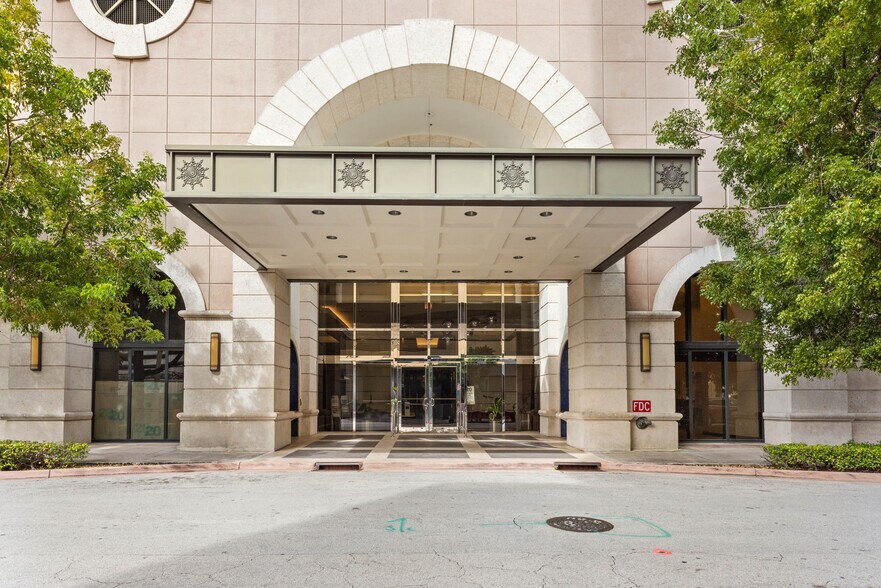 2020 Ponce De Leon Blvd, Coral Gables, FL à louer - Photo du bâtiment - Image 2 de 5