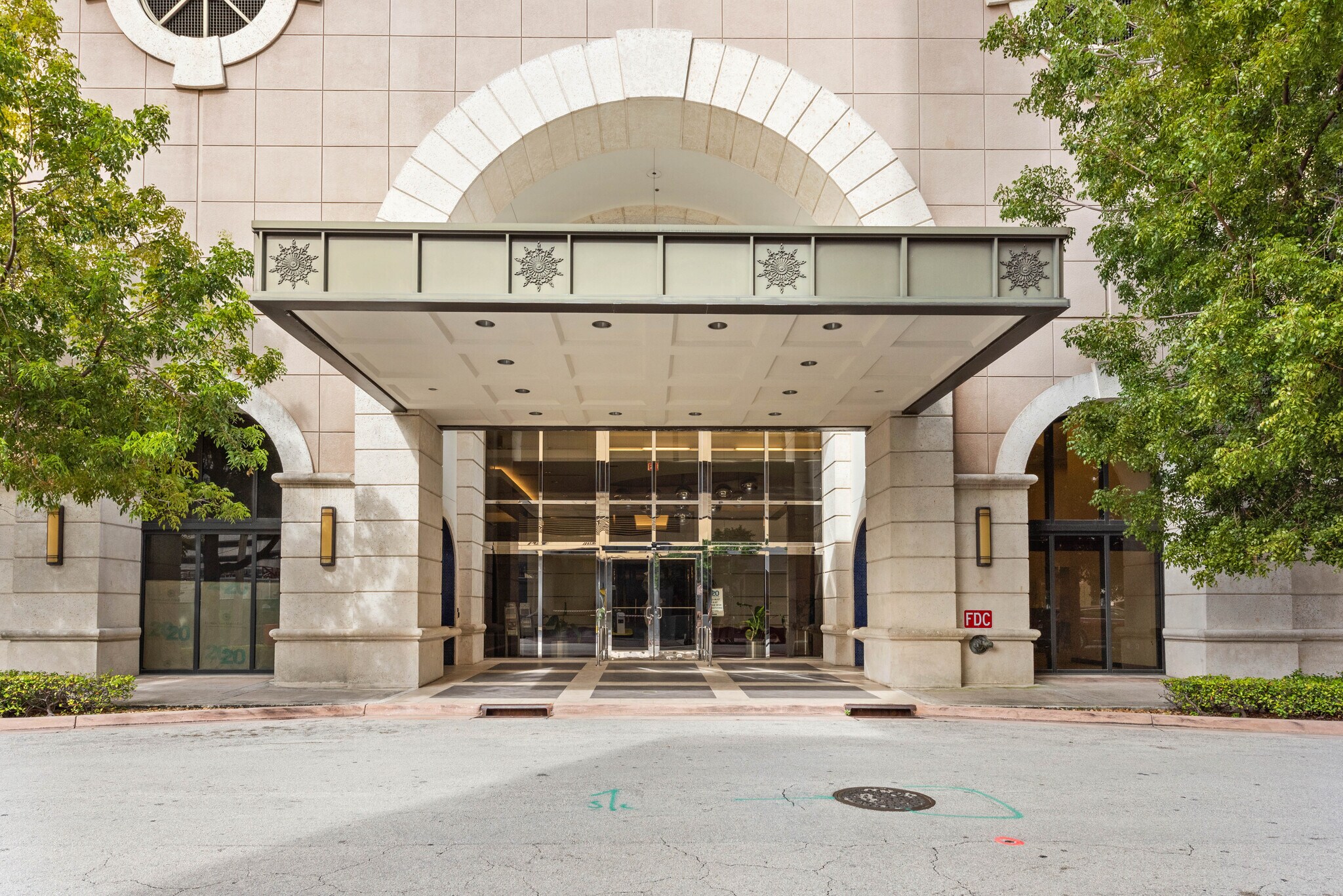 2020 Ponce De Leon Blvd, Coral Gables, FL à vendre Photo du bâtiment- Image 1 de 5