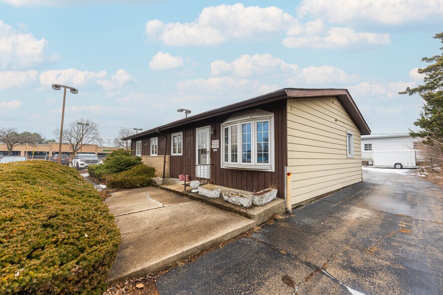 205 Pinecroft Dr, Roselle, IL à vendre - Photo du bâtiment - Image 3 de 20