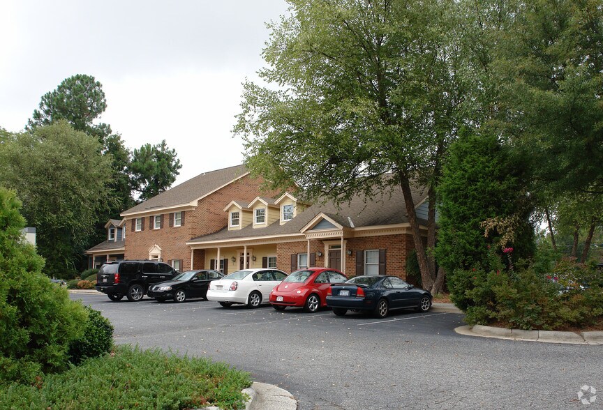 5411 W Friendly Ave, Greensboro, NC à vendre - Photo du bâtiment - Image 3 de 5