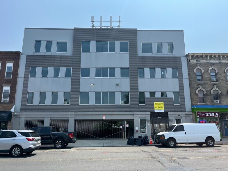 690 Broadway, Bayonne, NJ for lease - Building Photo - Image 2 of 6