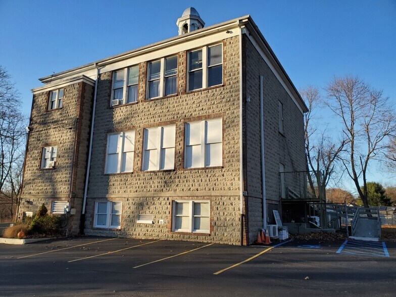 12 Winona Ave, Newburgh, NY à vendre - Photo du bâtiment - Image 2 de 7