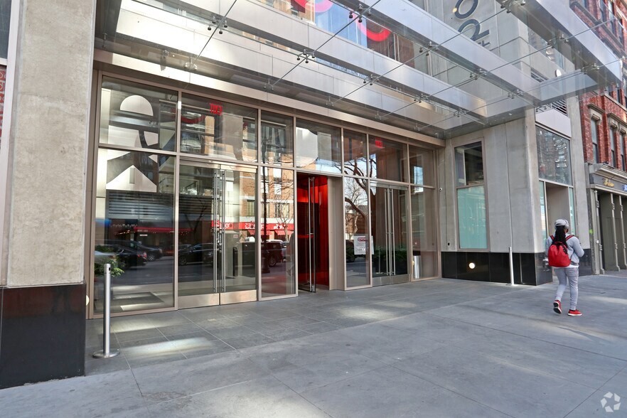 400 W 42nd St, New York, NY à louer - Photo du bâtiment - Image 2 de 11