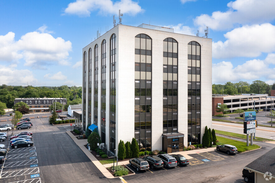 Rockford Suburban Office Portfolio portefeuille de 3 propriétés à vendre sur LoopNet.ca - Photo principale - Image 1 de 3