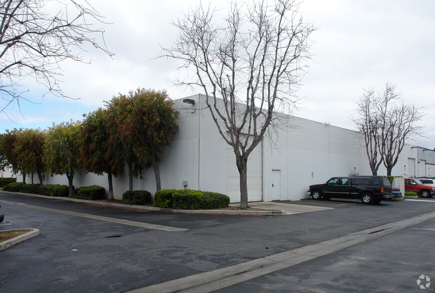 1200 Stellar Dr, Oxnard, CA for lease - Building Photo - Image 3 of 36