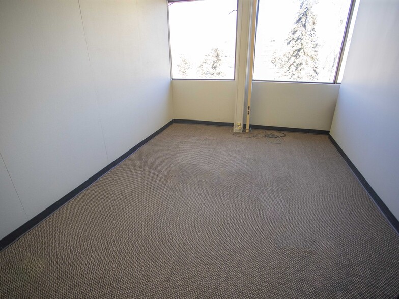 3112 11th Ave NE, Calgary, AB for lease - Building Photo - Image 3 of 12
