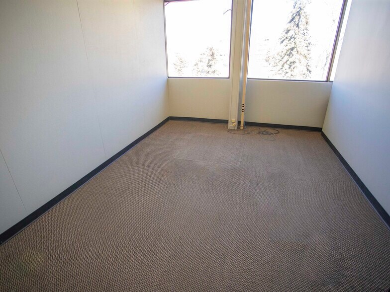 3112 11th Ave NE, Calgary, AB à louer - Photo du bâtiment - Image 3 de 12
