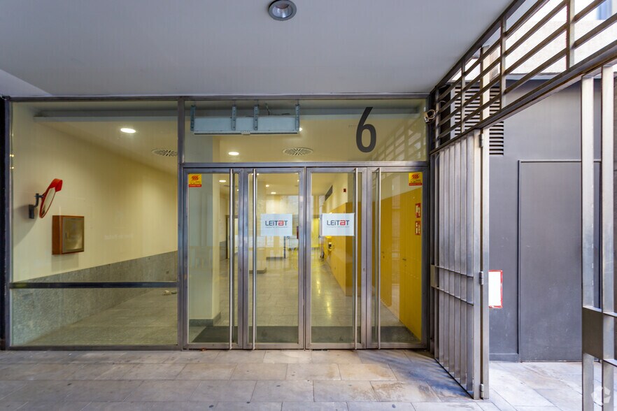 Carrer de Rivadeneyra, 6, Barcelone, Barcelona à louer - Photo du bâtiment - Image 3 de 6