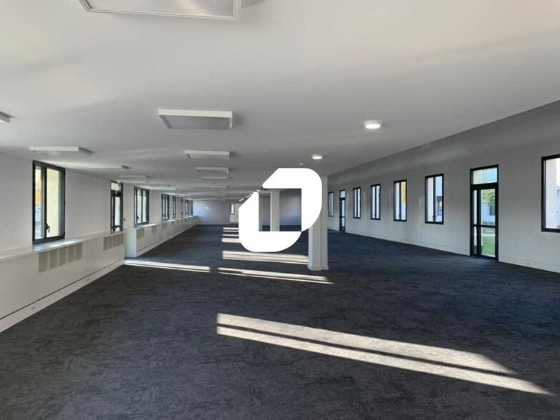 Bureau dans Vénissieux à vendre - Photo du bâtiment - Image 2 de 12