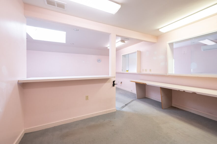 2 Old Park Ln, New Milford, CT for lease - Interior Photo - Image 2 of 7