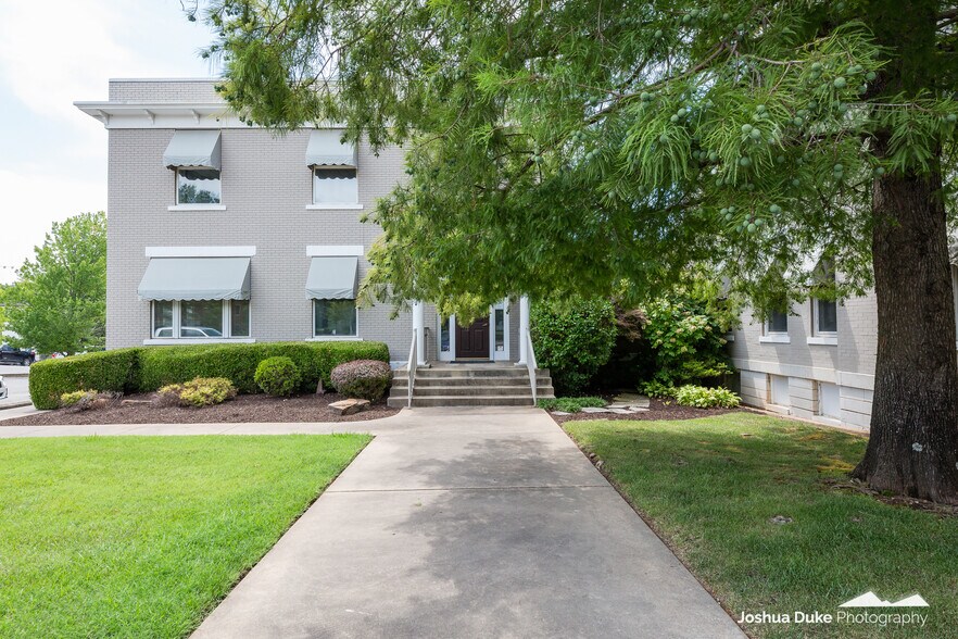 215 N College Ave, Fayetteville, AR à louer - Photo du bâtiment - Image 2 de 16