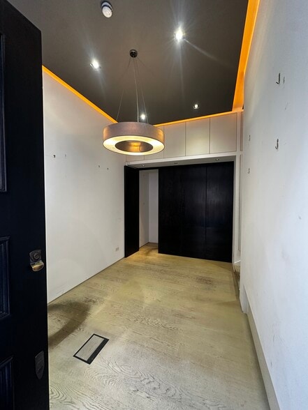 26-26A Cadogan Sq, London for lease - Interior Photo - Image 2 of 7