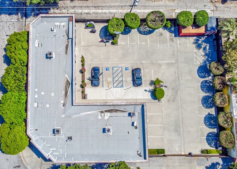 702 W Holt Ave, Pomona, CA à vendre - Photo du bâtiment - Image 3 de 22