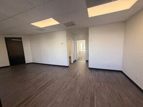 3334-3432 W Wilshire Dr, Phoenix, AZ à louer Photo intérieure- Image 1 de 5