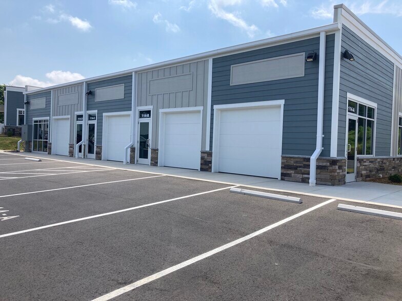 114 Commerce Center Loop, Mooresville, NC à louer - Photo du bâtiment - Image 2 de 5