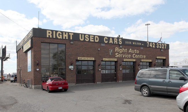 Plus de détails pour 2025 Wilson Ave, Toronto, ON - Commerce de détail à vendre