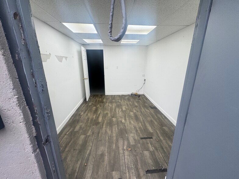 32 Allen Blvd, Farmingdale, NY for lease - Building Photo - Image 2 of 7