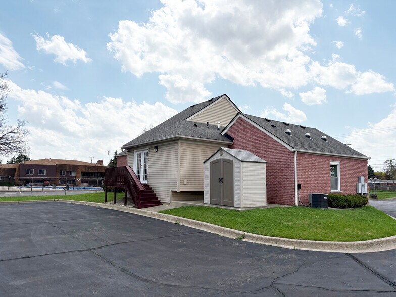 31500 Schoenherr Rd, Warren, MI à vendre - Photo du bâtiment - Image 2 de 7