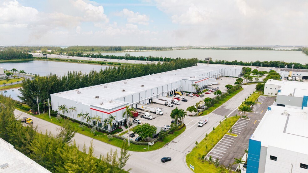 11500 NW 123rd St, Medley, FL à louer - Photo du bâtiment - Image 1 de 20