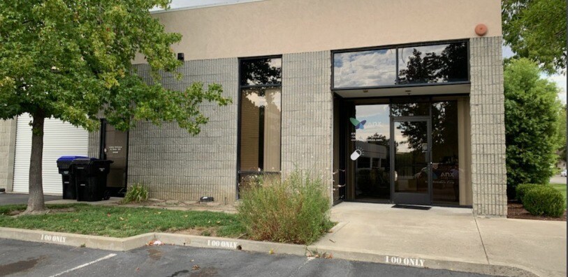 1047 Serpentine Ln, Pleasanton, CA à louer - Photo du bâtiment - Image 3 de 5