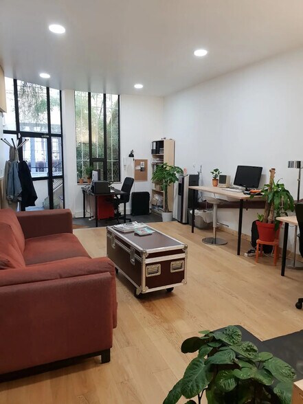 Immeuble residentiel dans Paris à vendre - Photo du bâtiment - Image 1 de 8