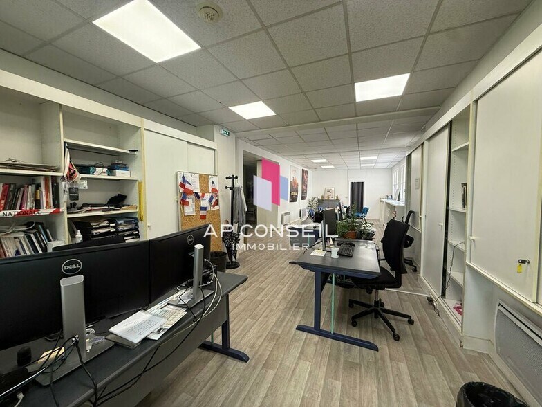 Retail in Versailles for lease - Building Photo - Image 3 of 7