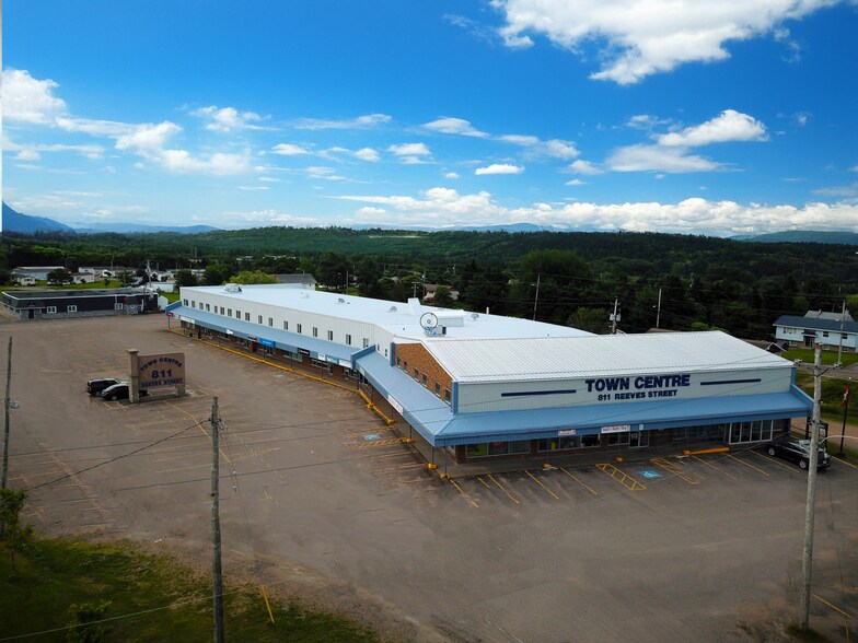 811 Reeves St, Port Hawkesbury, NS à louer - Photo du bâtiment - Image 2 de 2