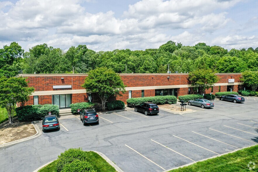 111 Cupped Oak Dr, Matthews, NC à louer - Photo du bâtiment - Image 1 de 8