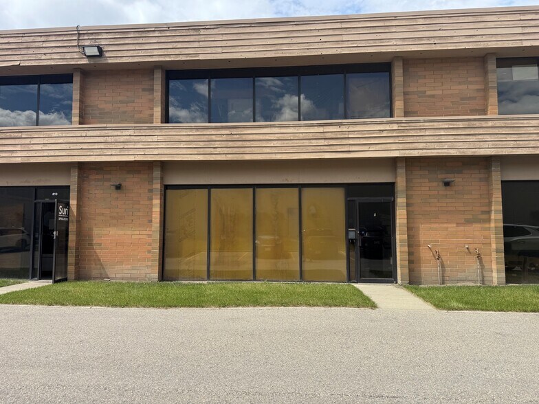 4045 74th Ave SE, Calgary, AB à vendre - Photo du bâtiment - Image 3 de 14