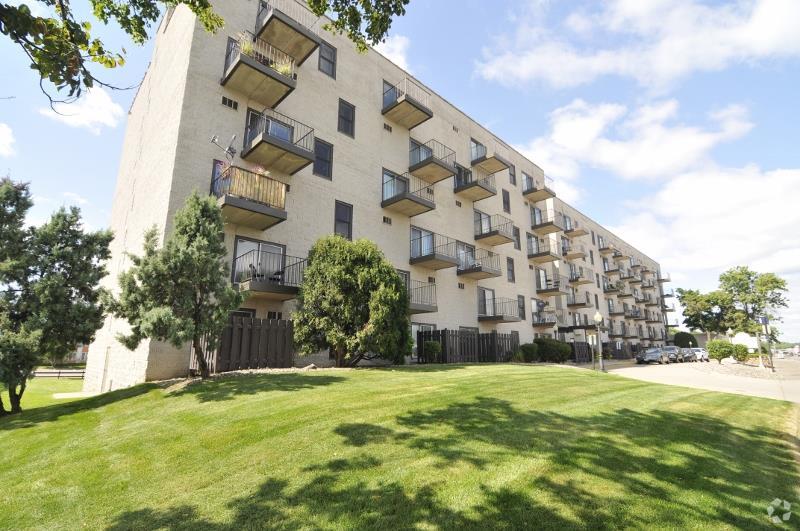 320 Blake Rd N, Hopkins, MN à vendre - Photo du bâtiment - Image 3 de 40