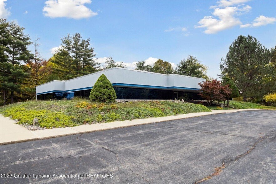 2853 Jolly Rd, Okemos, MI à vendre - Photo du bâtiment - Image 2 de 47