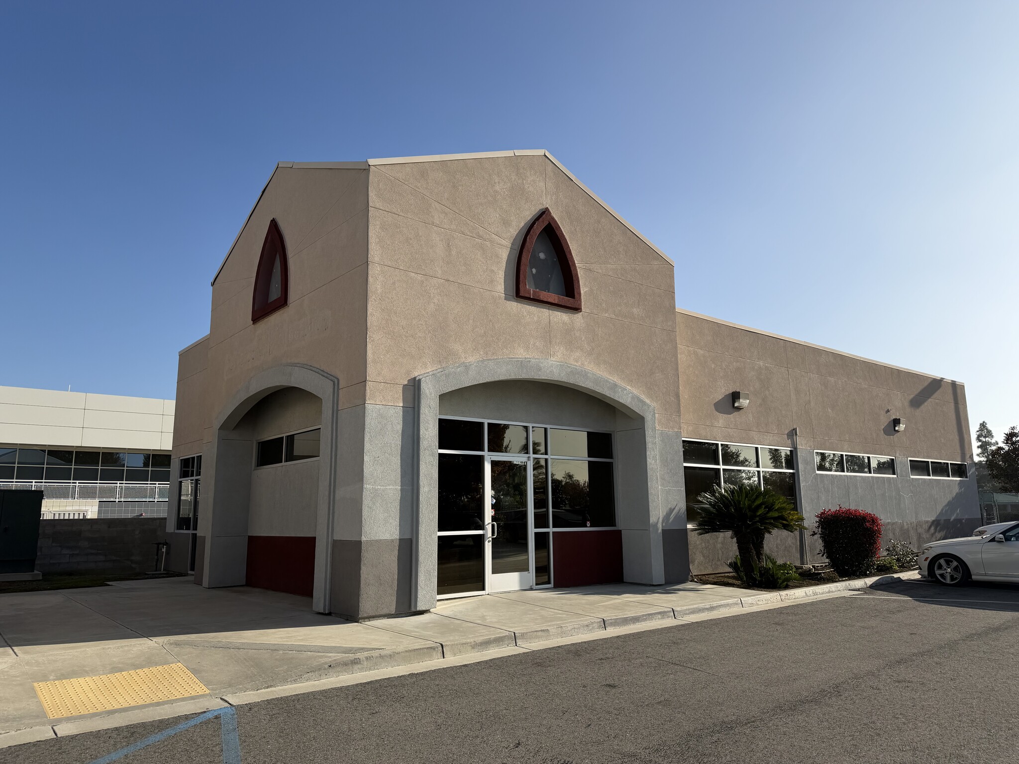 9879 Camino Media, Bakersfield, CA for lease Primary Photo- Image 1 of 4