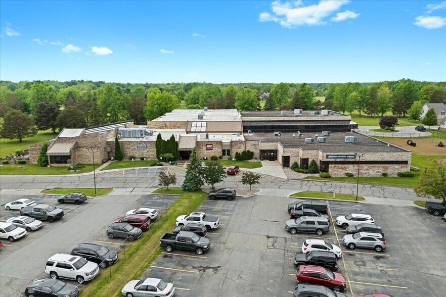 2140 Fairway Dr, Davison, MI à vendre - Photo du bâtiment - Image 3 de 40