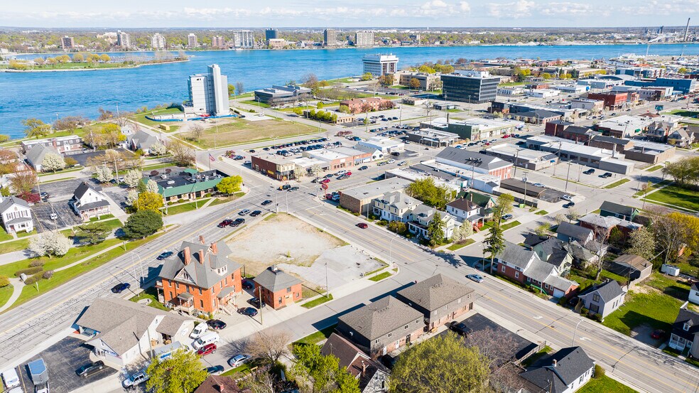 805 Pine Grove Avenue, Port Huron, MI à vendre - Photo du bâtiment - Image 3 de 13