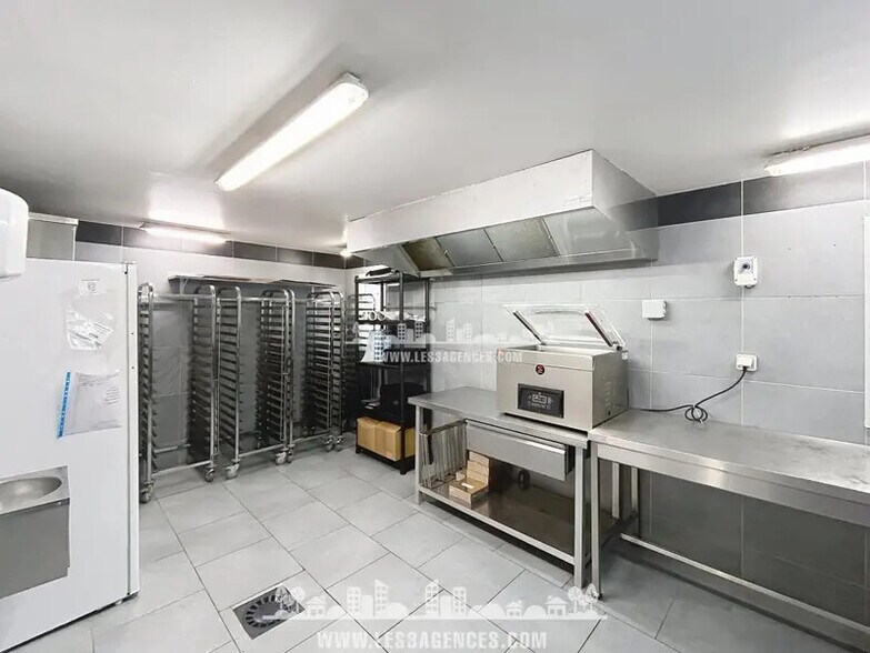 Flex in Cogolin for lease - Interior Photo - Image 2 of 5