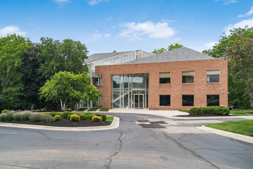 8000 Ravines Edge Ct, Columbus, OH à louer - Photo du bâtiment - Image 1 de 15