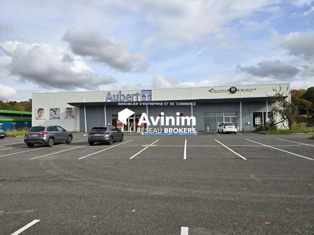 Retail in Saint-Maximin for lease Building Photo- Image 1 of 4